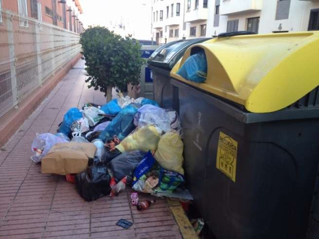 Bolsas de basuras acumuladas junto a los contenedores, esta tarde en El Calero (Foto TA)