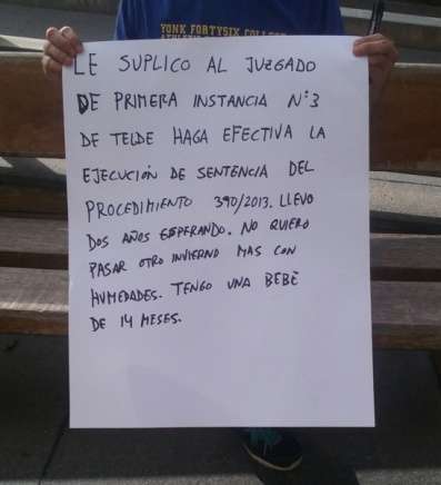 El afectado, esta mañana con el cartel ante los juzgados. (Foto TA)