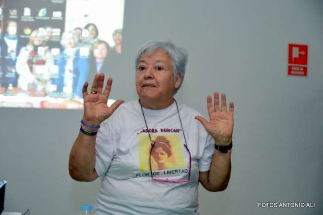 La presidenta del colectivo Isadora Duncan, Juana María Ruiz, durante la charla de esta tarde (Foto Antonio Alí)