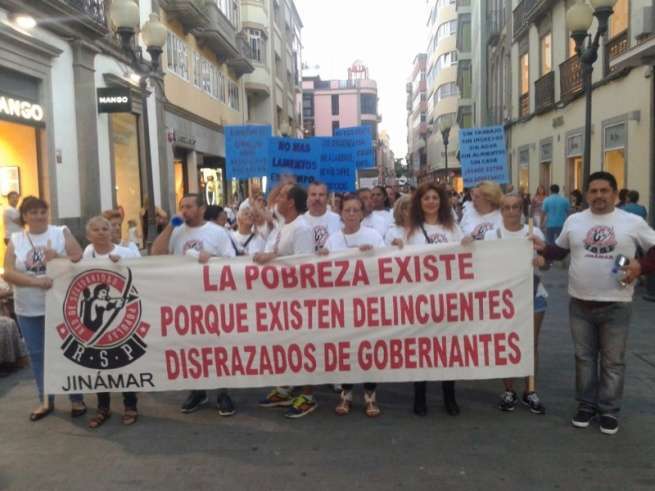 Participantes en la protesta con una gran pancarta (Foto TA)