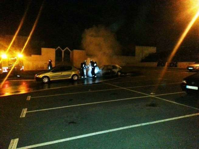 Los bomberos intervienen para sofocar las llamas (Foto TA)