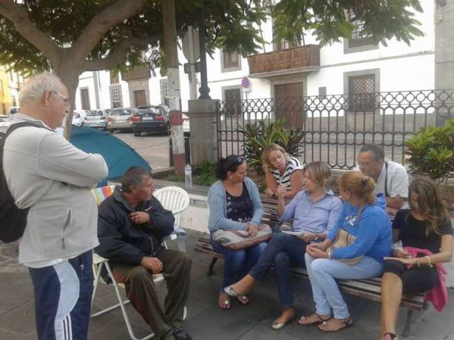 La diputada regional conversa en San Juan con el huelguista y varios de sus acompañantes (Foto TA)