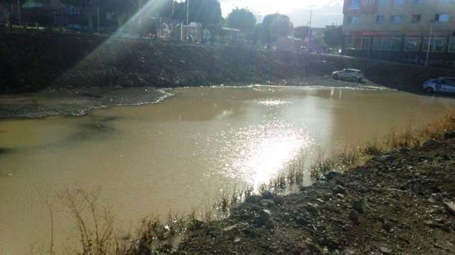 Las lluvias aguaron la hondonada usada como parquin privado (Foto TA)