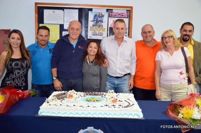 El presidente y directivos con socios y amigos, delante de la gran tarta por el 93 cumpleaños de la entidad recreativa (Foto Antonio Alí)