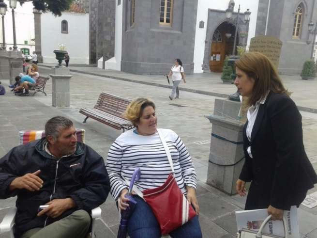 La alcaldesa habla con Santiago León y su esposa, hace unos minutos en San Juan (Foto TA)