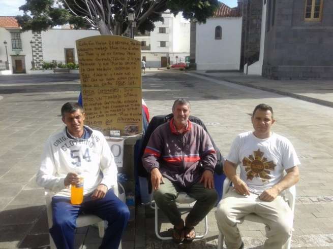 Los tres huelguistas, esta mañana en San Juan (Foto TA)