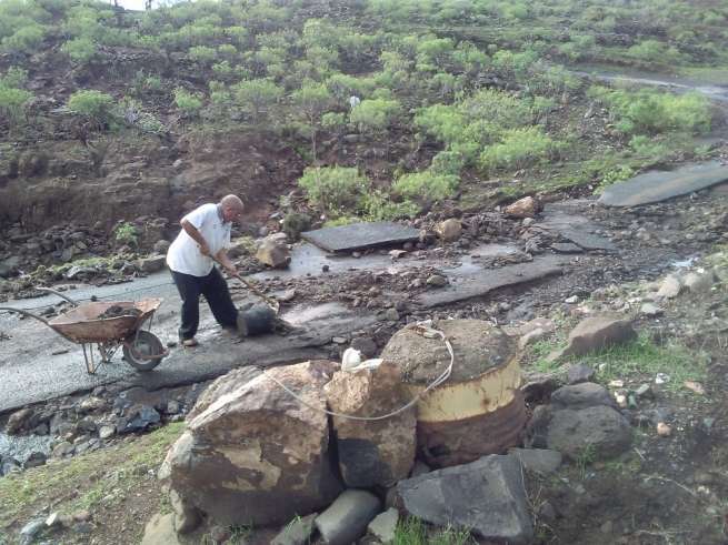 El presidente de la asociación de vecinos de Rosiana, José Luis Florido, intentando despejar esta mañana la carretera (Foto TA)