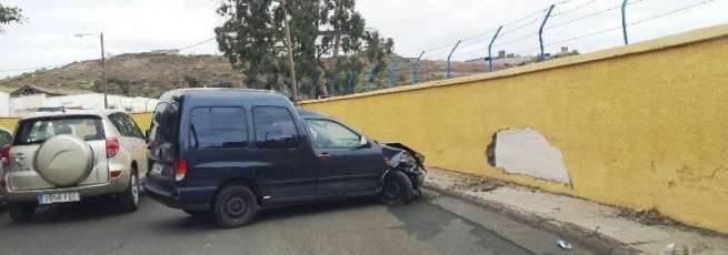 Estado en el que quedó el vehículo tras colisionar (Foto TA)