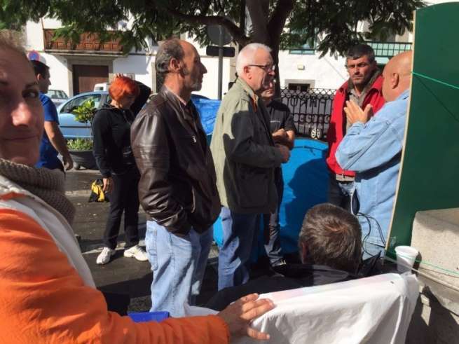 Momento de la visita de Cayo Lara (Foto TA)