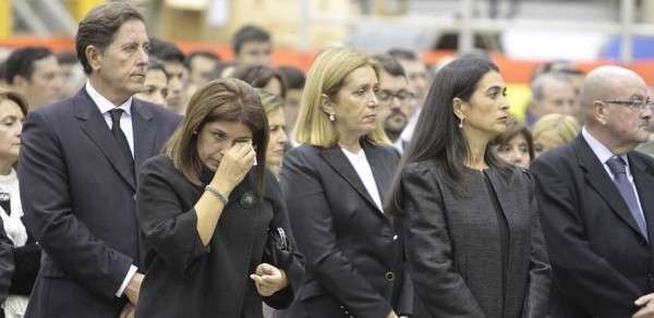 La alcaldesa de Telde no pudo contener las lágimas en el emotivo funeral celebrado anoche en Gando (Foto Francisco Socorro-C7)