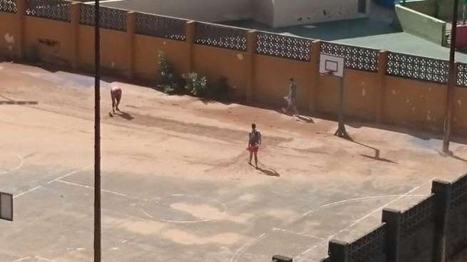 Imagen captada este lunes por un vecino de los jóvenes limpiando la cancha (Foto TA)