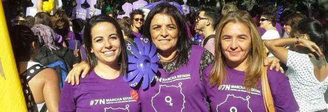 Las concejalas socialista Saraiba Leal y Soledad Hernández con la sindicalista Cecilia Guerra, hoy en la marcha pacífica en Madrid (Foto TA)