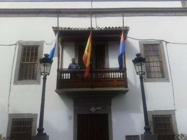 Las banderas del balcón del Ayuntamiento ondean a media asta (Foto TA)