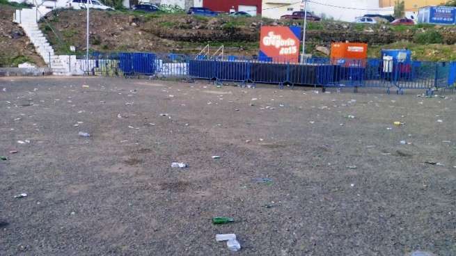 Botellas de vidrio y vasos de plásticos esparcidos por todo el recinto (Fto TA)