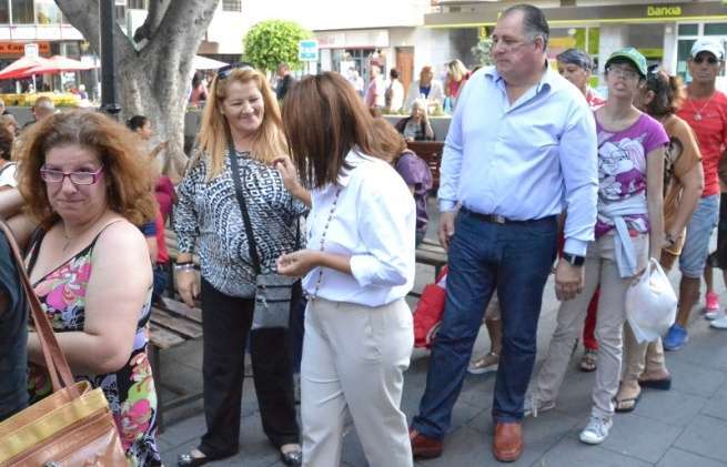 La alcaldesa haciendo cola junto al concejal de Festejos (Foto TA)