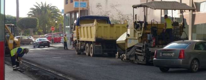 Trabajos de reasfaltado en Arnao (Foto Claudio Sánchez)