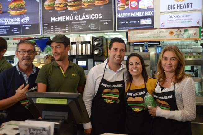 Los cuatro ediles del PSOE contribuyeron con su presencia al éxito del McHappy Day (Foto TA)