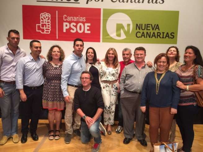 Miembros de la Agrupación Juan Negrin arroparon a la joven edila Sarabia Leal en la presentación de su candidatura al Senado (Foto TA)