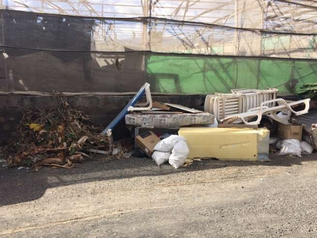 Acumulación de enseres estropeados en un camino de Telde (Foto TA)