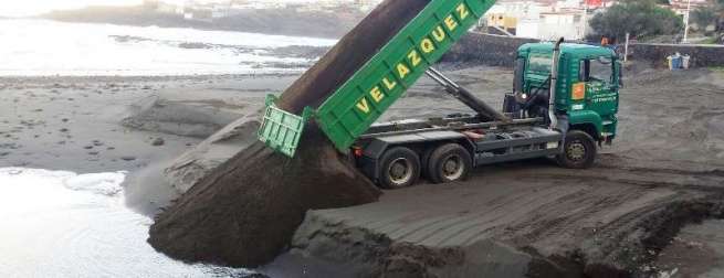 Un camión descarga arena en Hoya del Pozo procedente de Playa del Hombre (Foto TA)