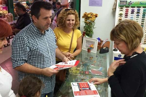 El candidato de IU-UP al Congreso de Diputados, Francisco Muñoz, esta mañana en el Mercado Municipal (Foto TA)