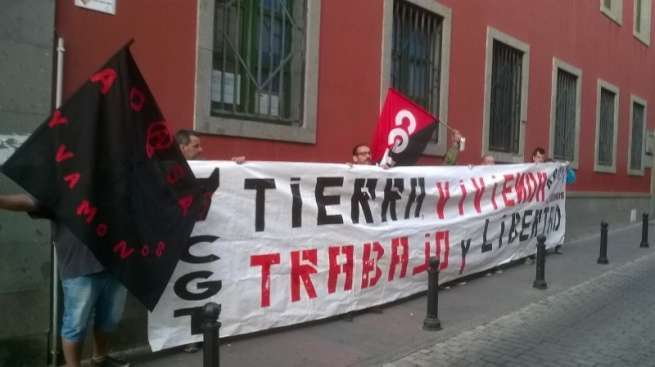 La protesta de esta mañana delante de la oficina del SCE en Telde (Foto TA)