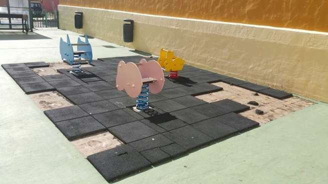 Aspecto que presentan esta mañana los parques infantiles de La Montañeta y Marpequeña Alta