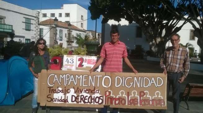 Brito, en el centro de la imagen, este mediodía en la plaza de San Juan (Foto TA)