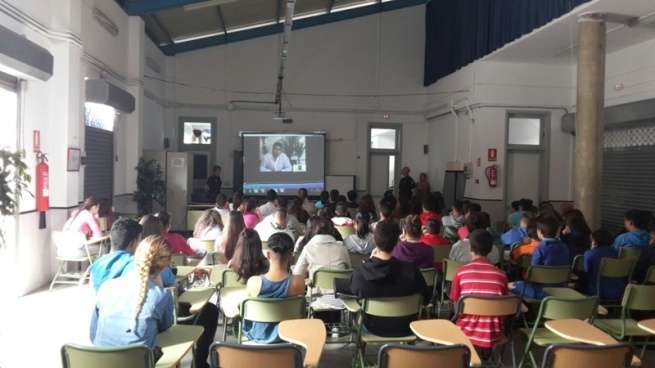 Charla de los policías en el IES Juan Pulido Castro (Foto TA)