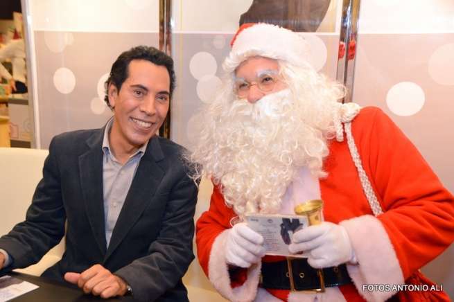 José Vélez y Papá Noel, esta tarde durante la firma de discos en la capital grancanaria (Foto Antonio Alí)