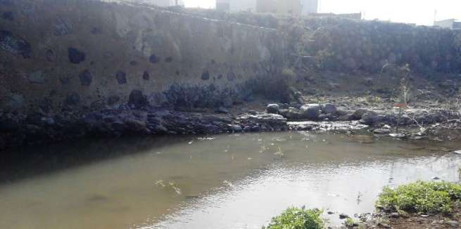 Charco de aguas fecales en el tramo medio bajo del Barranco Real (Foto TA)