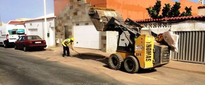 Operarios del Ayuntamiento limpian una calle en el sector costero de Los Melones (Foto TA)