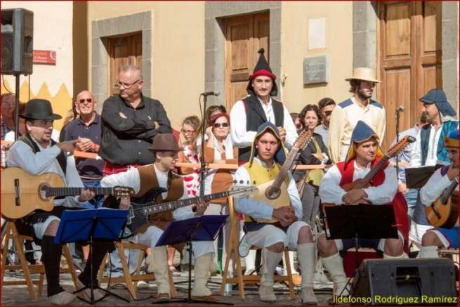 La actuación de Entre Amigos tuvo lugar este domingo en Vegueta (Foto Ildefonso Rodríguez)