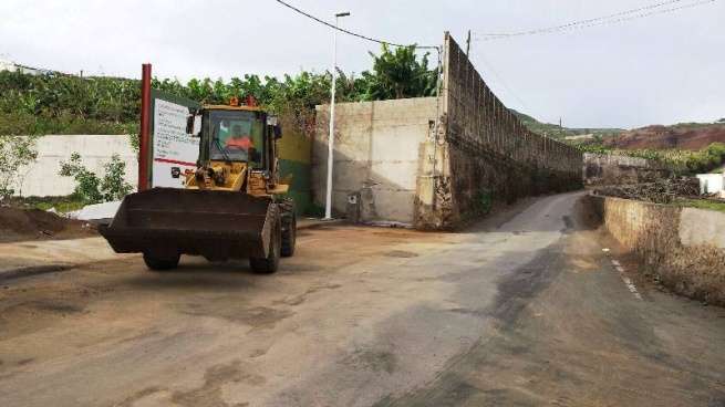 Un tractor limpió el camino de acceso a Lomo Blanco (Foto TA)