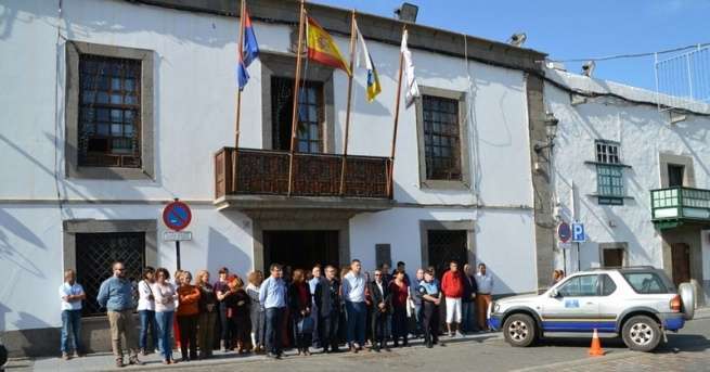Minuto de silencio guardado hoy delante de las oficinas municipales de San Juan (Foto TA)