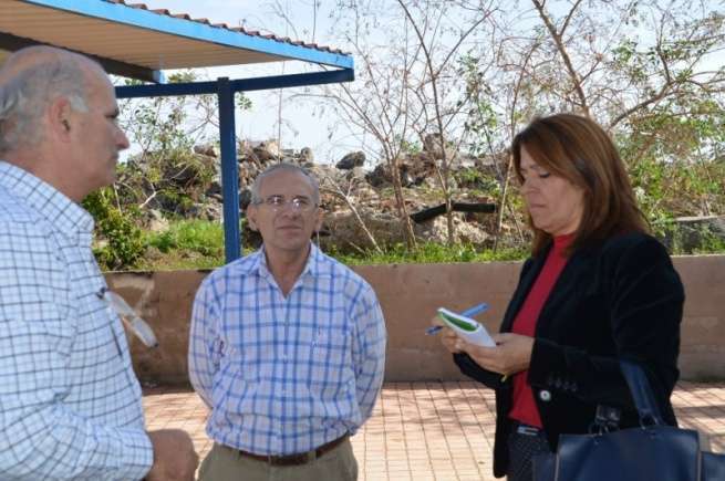 La alcaldesa toma nota de lo que le comentan empresarios de Cruz de la Gallina durante la visita girada este mediodía a la zona (Foto TA)