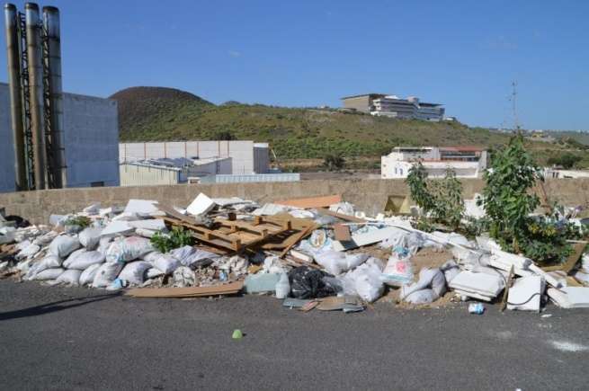 Punto de vertido de materiales de construcción, maderas y residuos (Foto TA)