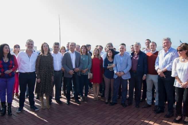 Imagen de familia de los integrantes de la coalición electoral PSOE-NC (Foto Acfi Press)