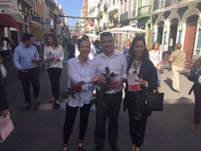 Socialistas por la calle de Triana, este mediodía (Foto TA)