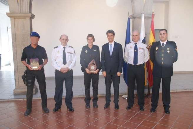 La agente Cristina Quevedo, en el centro junto al delegado del Gobierno, Enrique Hernández Bento (Foto TA)