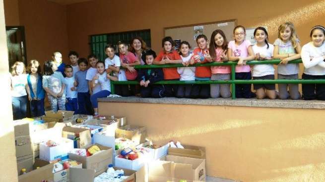 Grupo de alumnos con parte de los alimentos recolectados (Foto TA)