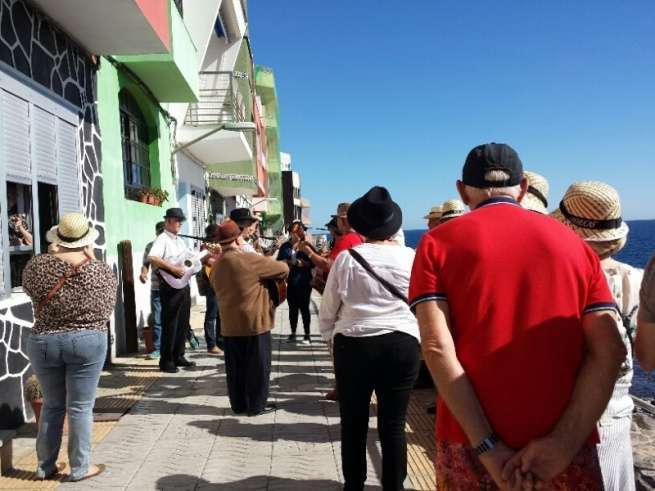 Momento del recorrido de la nueva rondalla del Patronato La Sal (Foto TA)