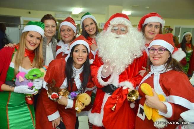 Papa Noel con sus acompañantes y trabajadores del centro (Foto Antonio Alí)