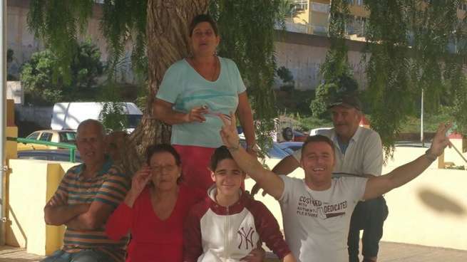 Un grupo de vecinos, protestando por el intento de corte y poda del árbol