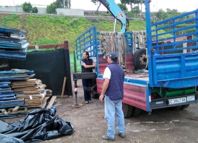 Trabajos de retirada de la cartelería del PP (Foto TA)