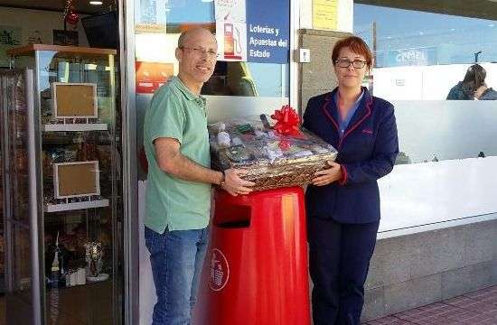 El esposo de la agraciada recibe la cesta de Navidad (Foto TA)
