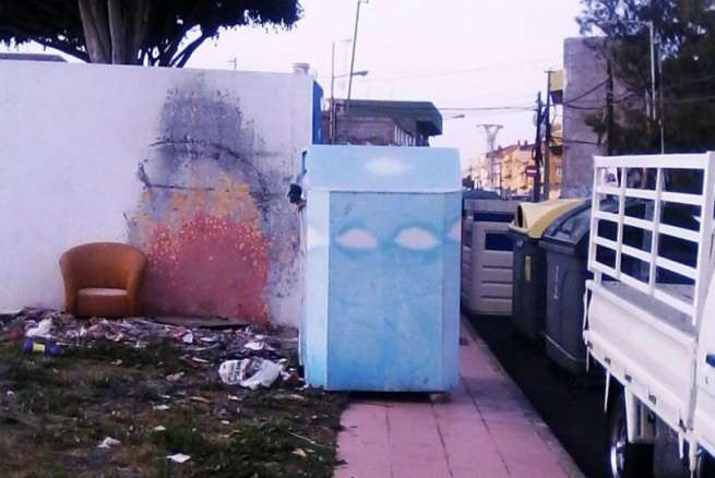 Contenedor en la acera en una calle de Caserones Altos (Foto TA)
