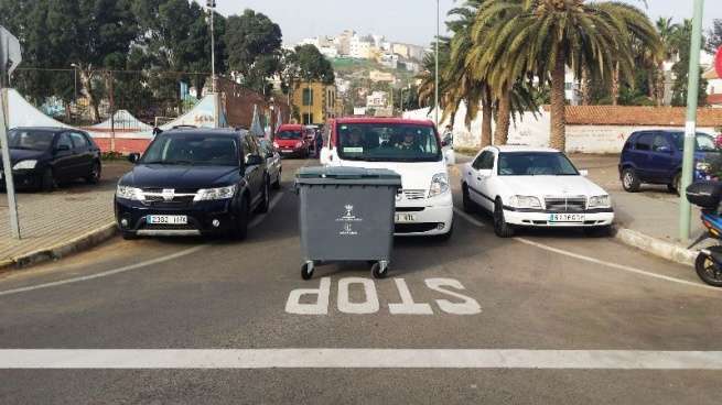 Contenedor usado como valla en una calle del entorno del mercadillo (Foto TA)