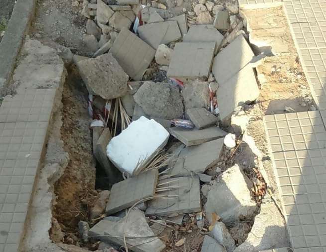 Los destrozos a la acera los ocasionó un camión hace dos meses