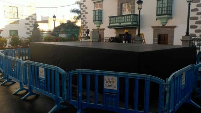 Los operarios de Festejos han colocado ya el escenario (Foto TA)